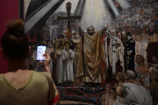 Девушка у картины художника Виктора Васнецова «Крещение Руси»