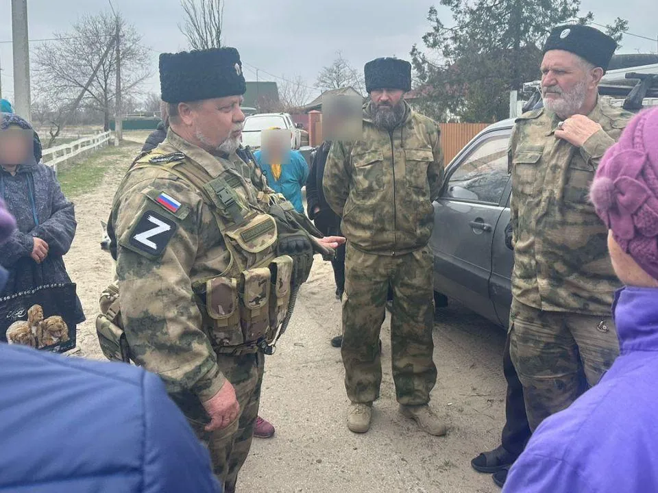 «Город постоянно обстреливали:» в ЛНР российские бойцы отдавали местным свою еду