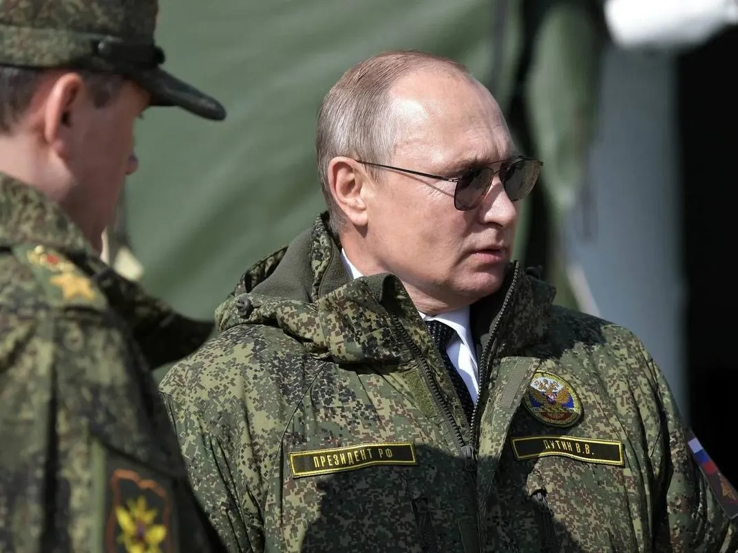 Путин в военной форме под Курском занял первые полосы СМИ всего мира
