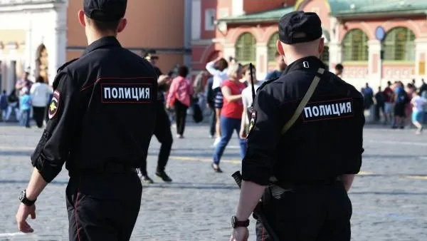 В Москве полицейские помогли иностранному болельщику найти утерянные документы