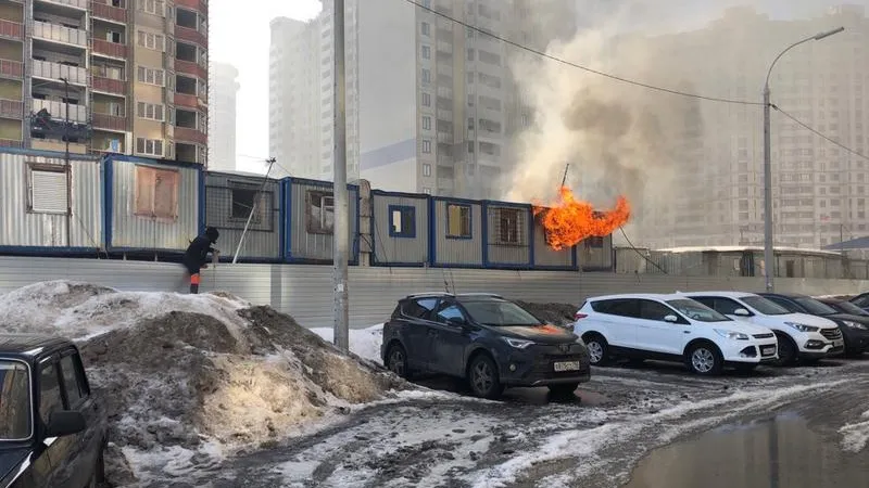 Строительная бытовка возле крупного ЖК вспыхнула в Раменском