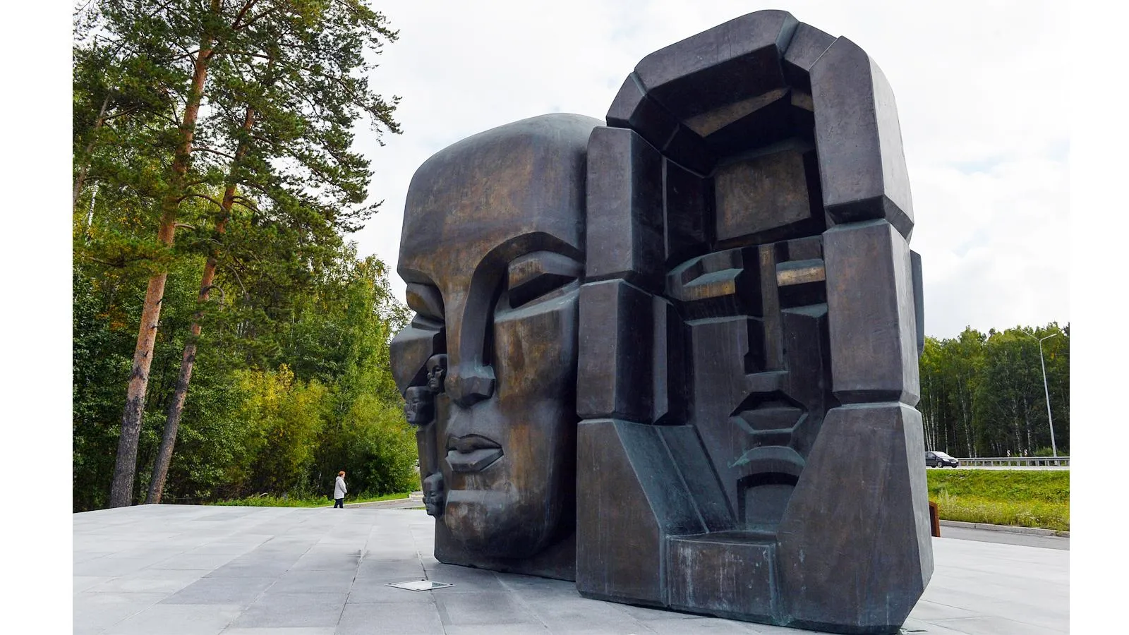 Бронзовый мемориал «Маски Скорби: Европа — Азия», Екатеринбург, 12-й километр Московского тракта. Dmitry Chasovitin