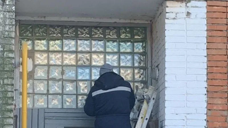 УК в Электростали восстановила остекление входной группы девятиэтажки