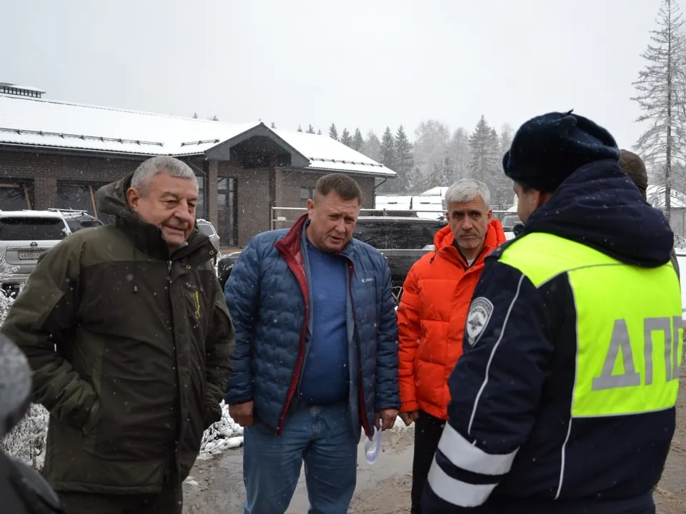 Заместитель главы города Андрей Петяев (второй слева) с сотрудниками УГИБДД МВД России&nbsp;«Власиха» Фото: администрация Краснознаменска