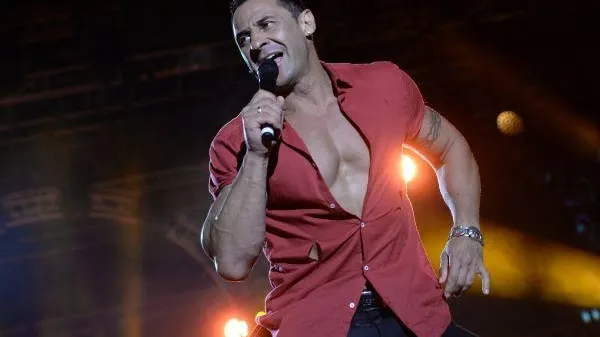 Костюшкин подал в суд на певицу Монеточку