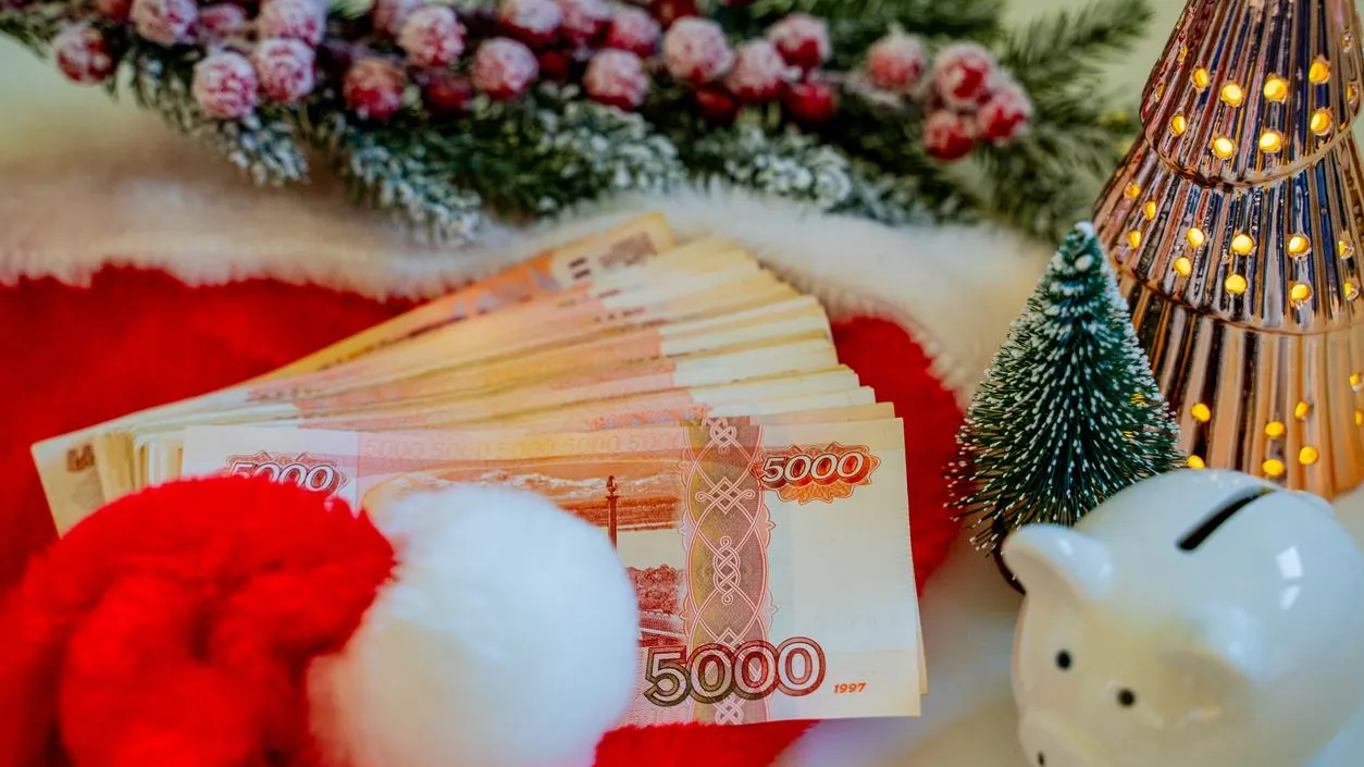 «Новогодние отгулы или двойная ставка?». Россиянам рассказали, как должна оплачиваться работа в новогодние праздники