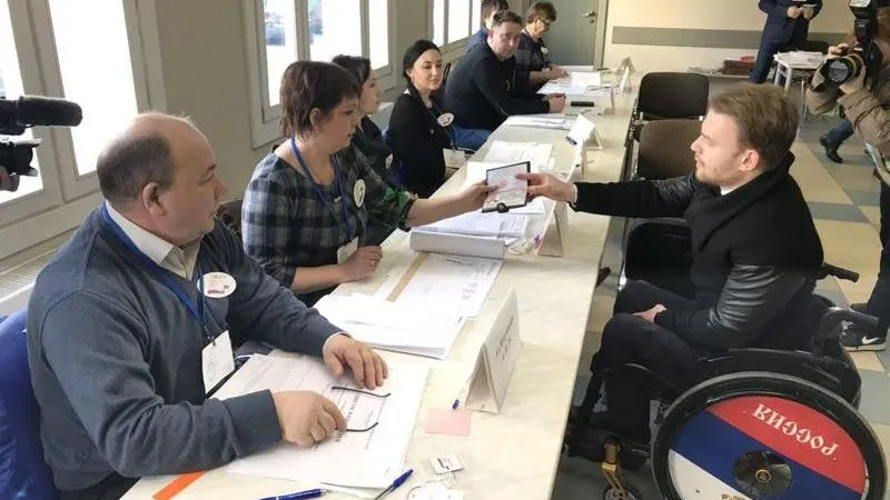 Первый в России пилот-испытатель экзоскелета проголосовал в Одинцове 