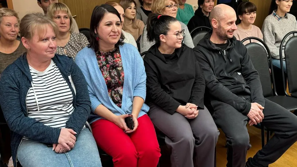 Фото: телеграм-канал Олега Жолобова / Сотрудники сферы образования узнали о скорых позитивных переменах в округе