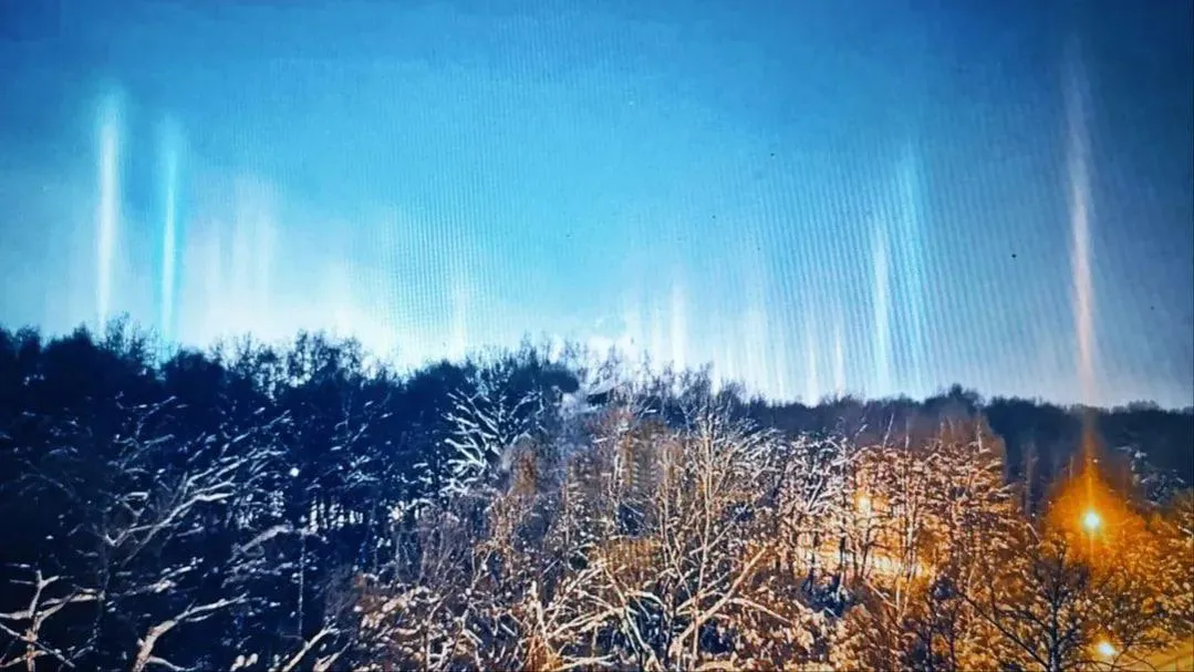 Порталы в космос: небо в Одинцове озарили таинственные световые столбы