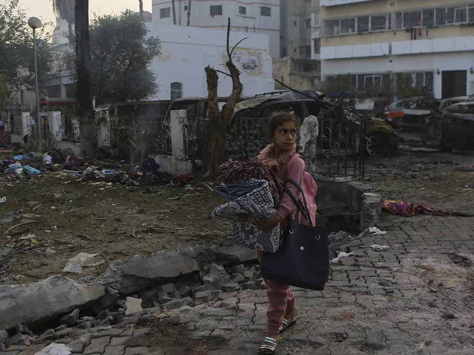 «Сразу можно понять, где реальность»: политолог нашел нестыковки в версии Израиля об ударе по больнице в Газе