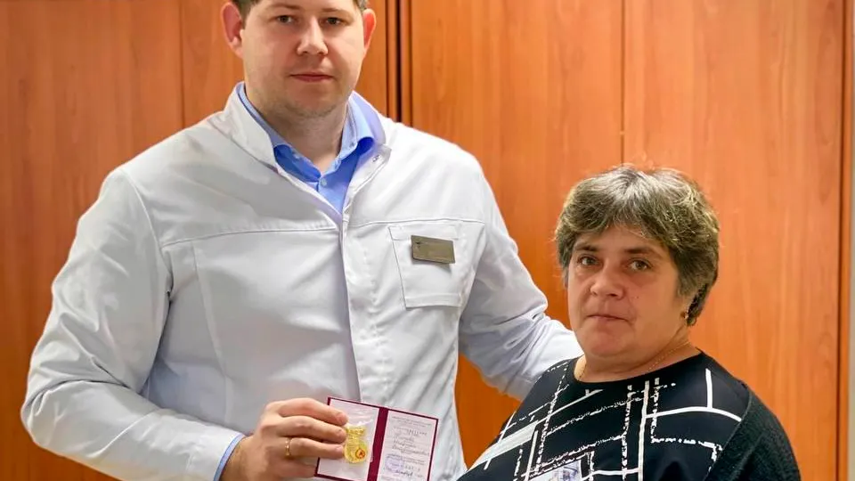 И.о. главврача Зарайской больницы Роман Рапцун и Марина Титова. Фото: пресс-служба Зарайской больницы