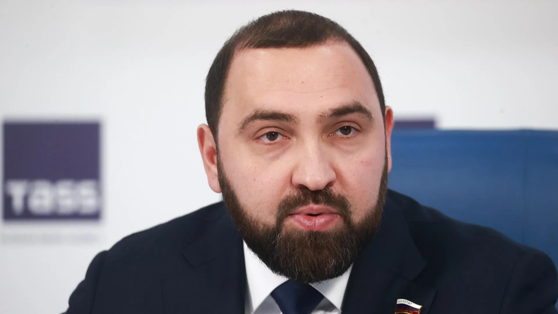 Депутат призвал обязать дипломатов говорить за границей только по-русски