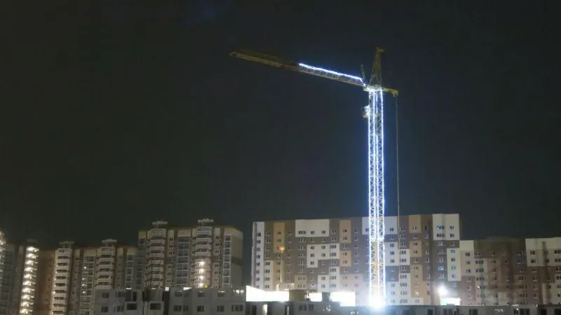 Восемь башенных кранов украсили подсветкой в Домодедове