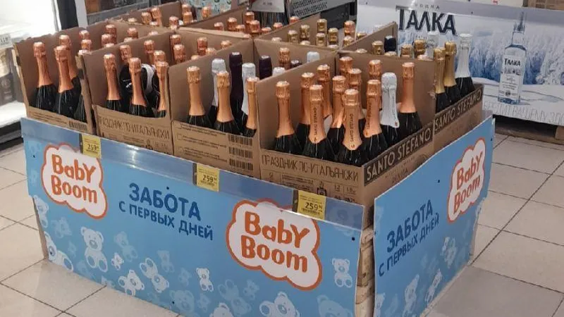 Стенд с алкоголем для младенцев удивил покупателей супермаркета в Серпухове