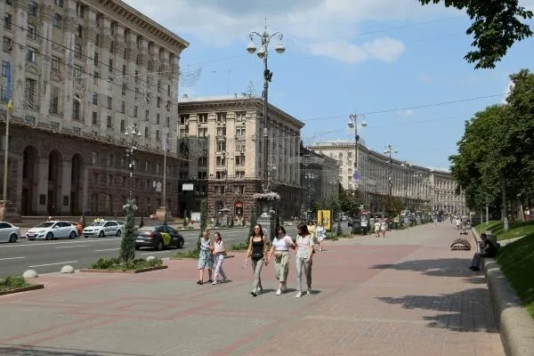 Прохожие на улице Крещатик в Киеве