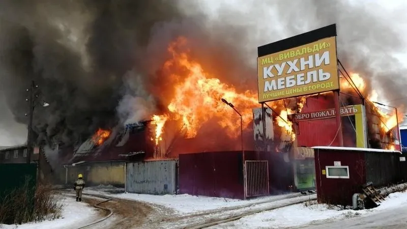 Крупнейший склад мебели загорелся в Щелково