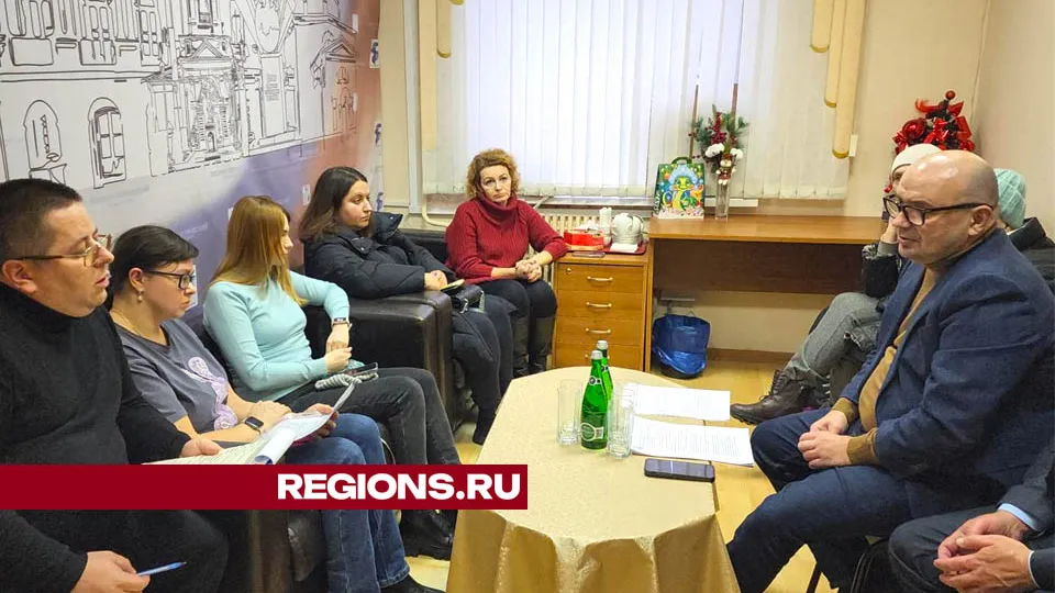 Глава г. о. Сергей Джеглав (справа) встретился с жителями поселка Биокомбината. Фото: Валерия Тингаева