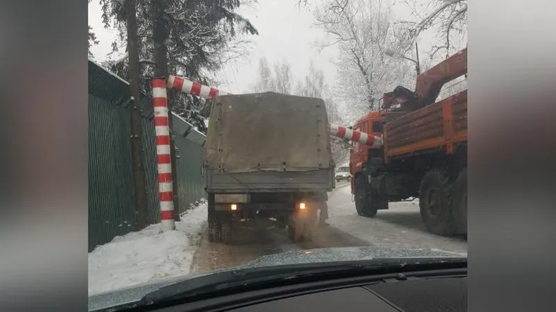 Грузовик, который не смог: КамАЗ снес ограничитель высоты в Лобне