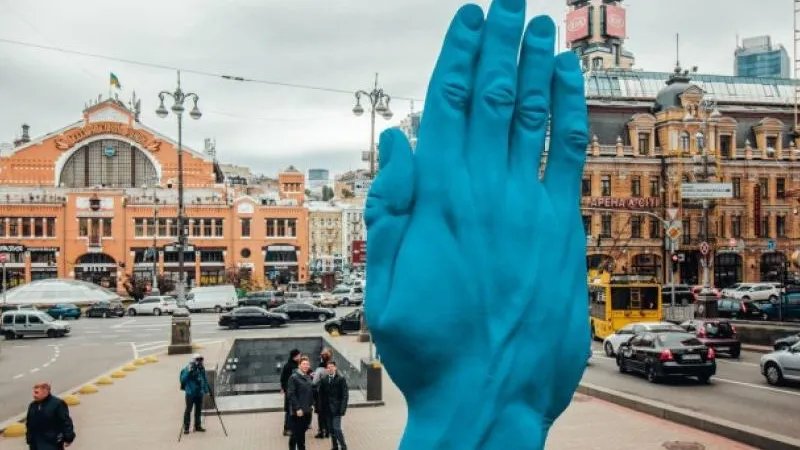 Синяя рука дружбы: В Киеве появился странный памятник