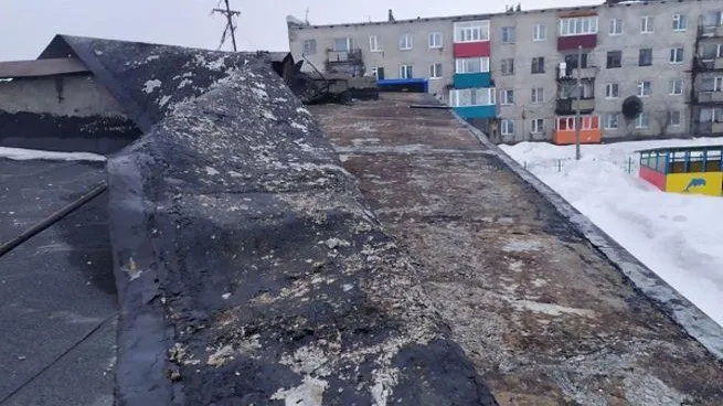 На Камчатке ураганный ветер сорвал кровельный материал с крыши детского сада