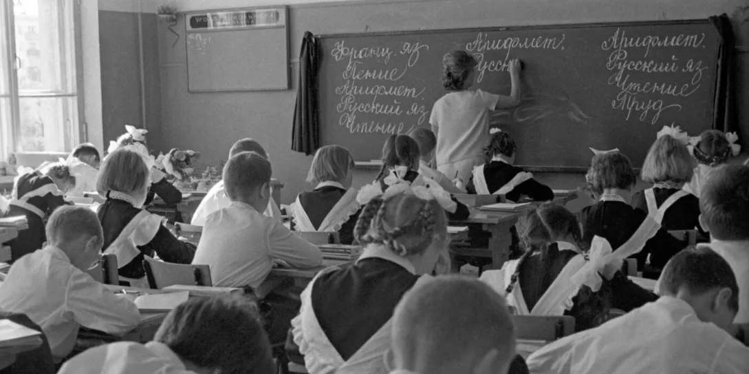 Начало учебного года в общеобразовательной средней школе. Ученики третьего класса на уроке, 1968 год