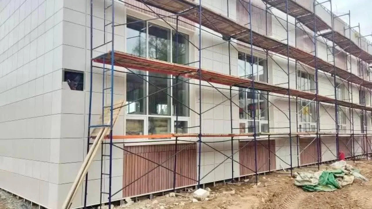 В подмосковном Солнечногорске продолжают возводить пристройку к Поваровской школе