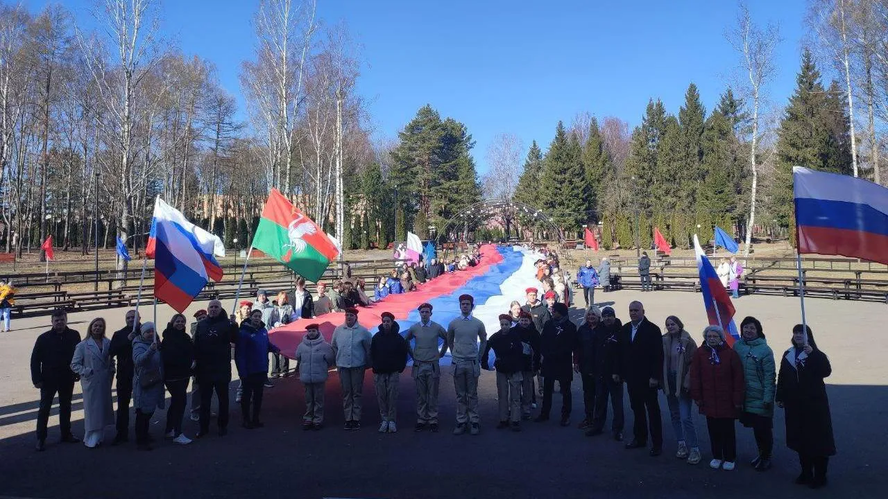 В Талдомском округе развернули 50-метровый флаг РФ в честь Дня присоединения Крыма