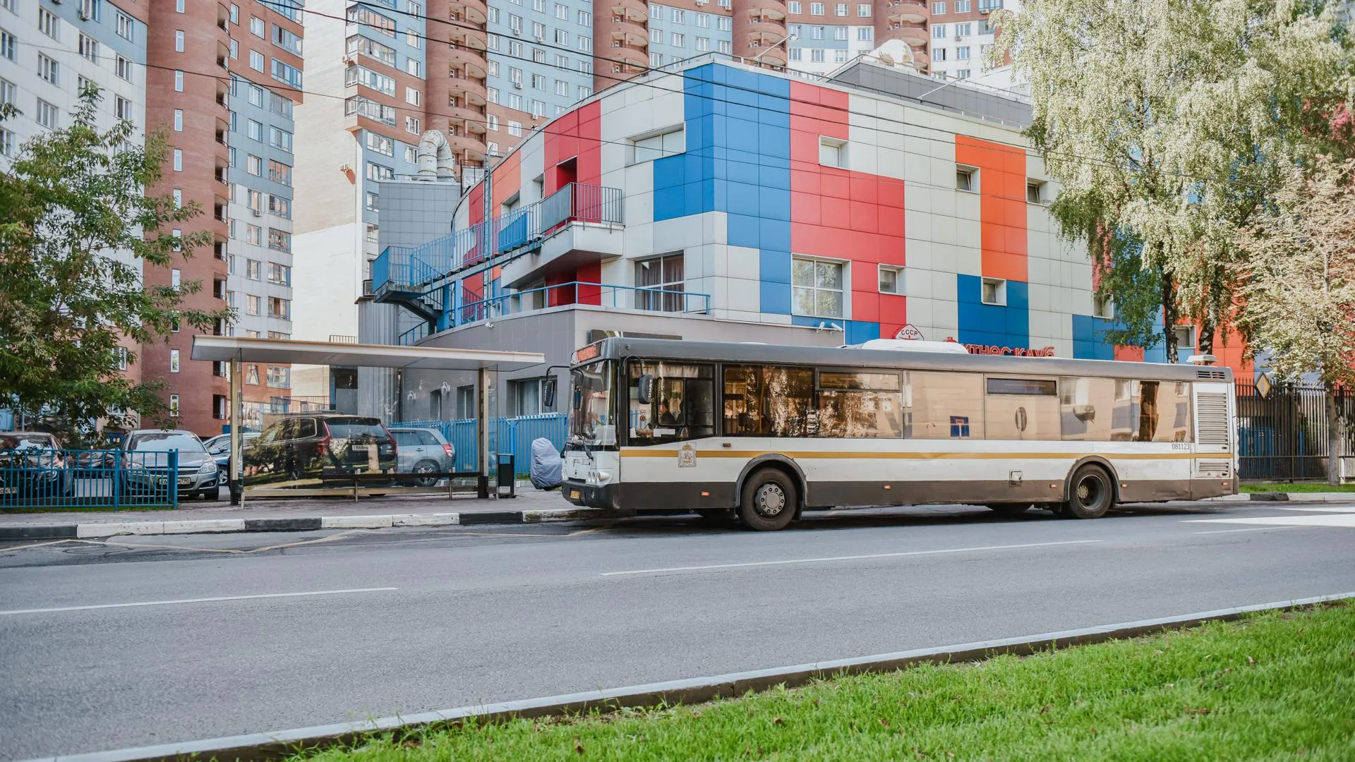 В подмосковных Химках к запуску МЦД-3 обновили остановки общественного транспорта
