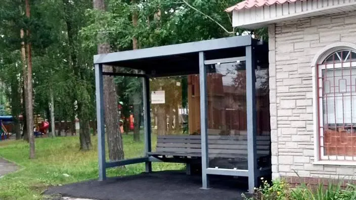 В подмосковном Подольске по просьбе ветеранов на остановке установили павильон