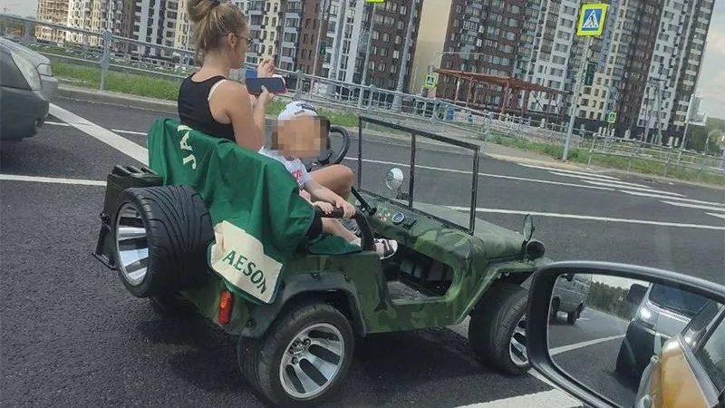 Женщина выехала на трассу за рулем детского автомобиля в Подмосковье