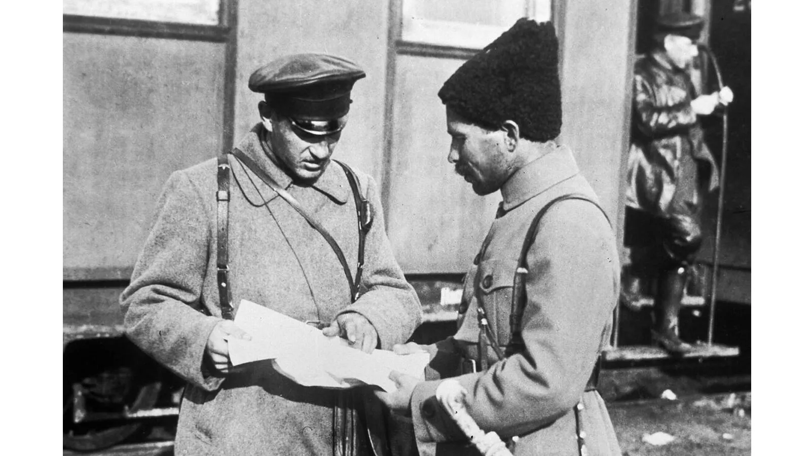 Начальник 22-й дивизии Сергей Захаров и командир 25-й стрелковой дивизии Василий Чапаев на станции Николаевск-Уральский, 1918 год