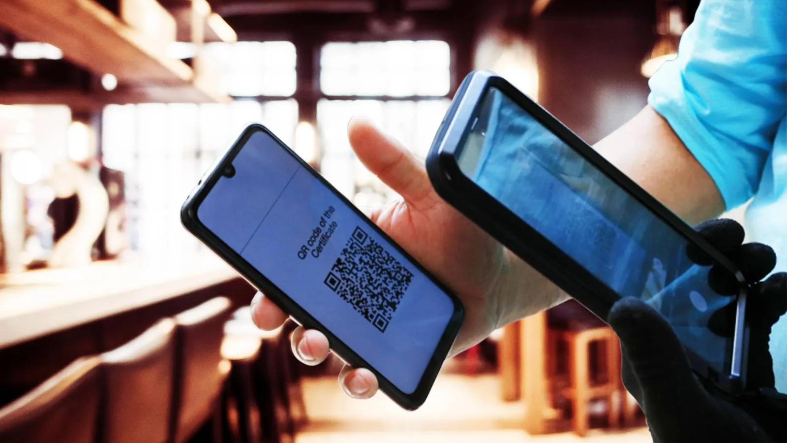 В ресторане считывают QR-код