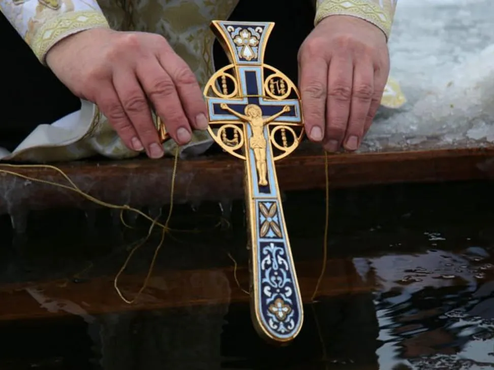 «Не соответствует церковному учению»: в РПЦ развеяли главный миф о святой воде на Крещение