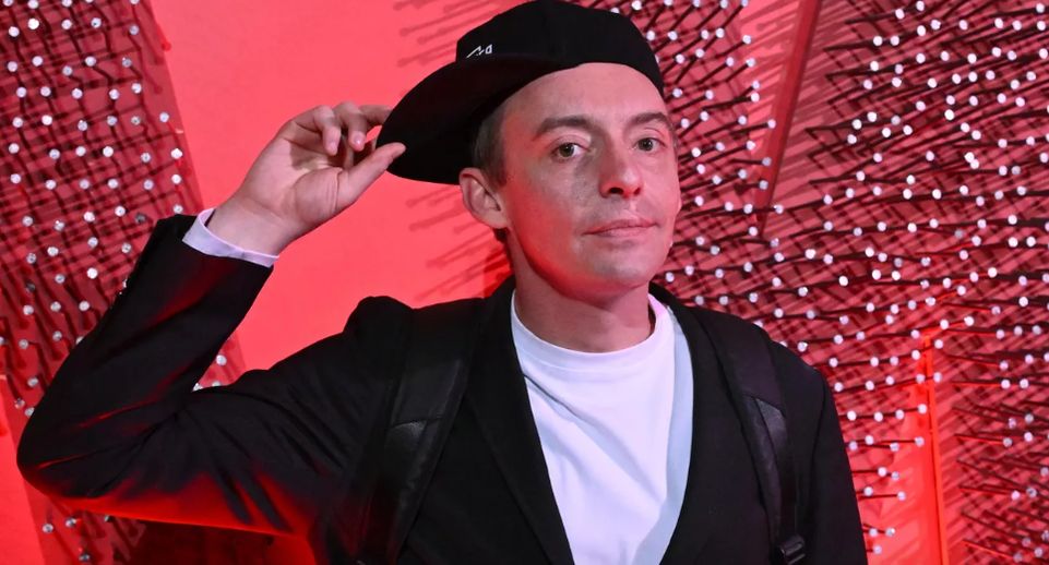 Выпавший из окна актер Илья Дель вышел на связь из больницы