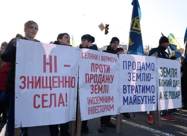 Участники митинга против законопроекта о продаже сельскохозяйственных земель перекрыли дорогу по улице Крещатик в Киеве
