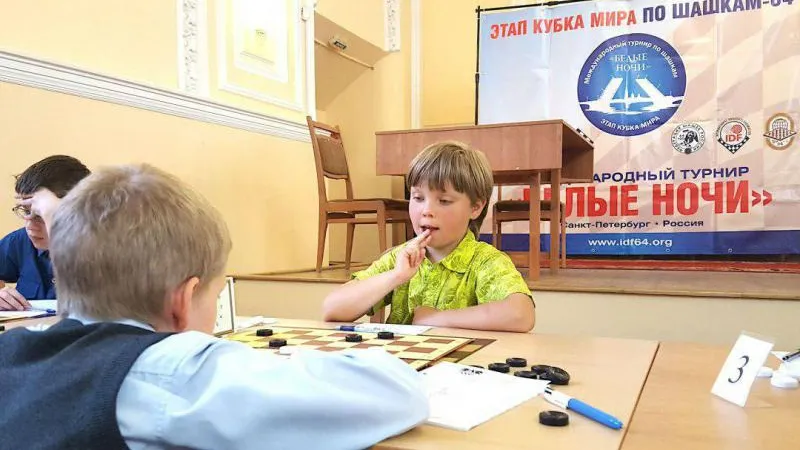 Школьник из МО победил на международном турнире по шашкам