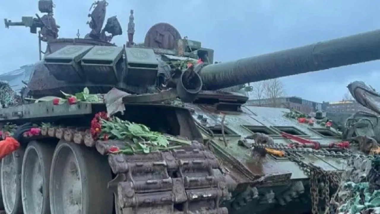 Россияне несут цветы к сожженному танку Т-72 в Хельсинки