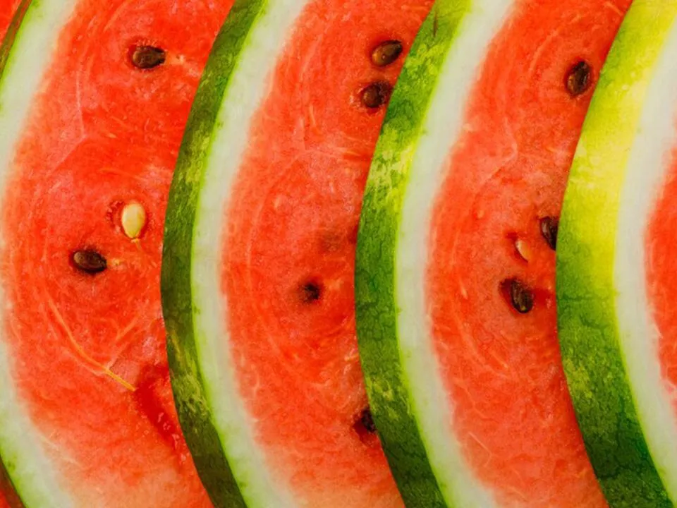 «Разрезать с продавцом нельзя»: выяснилось, какие опасности таят в себе арбузы