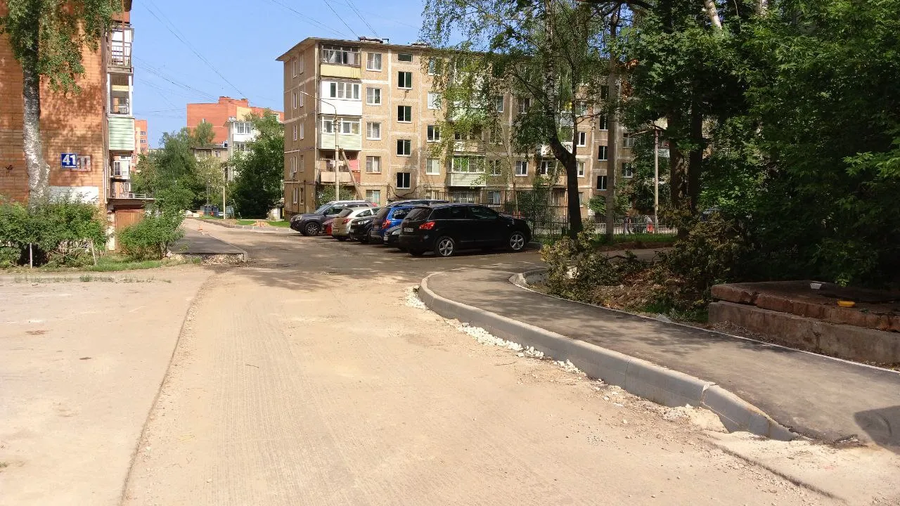 Здесь скоро уложат новый асфальт. Фото: REGIONS/Василий Тремасов