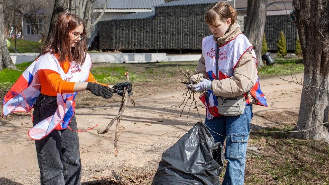 Подмосковные молодогвардейцы и «Волонтеры Подмосковья» провели субботник в Усадьбе Гребнево