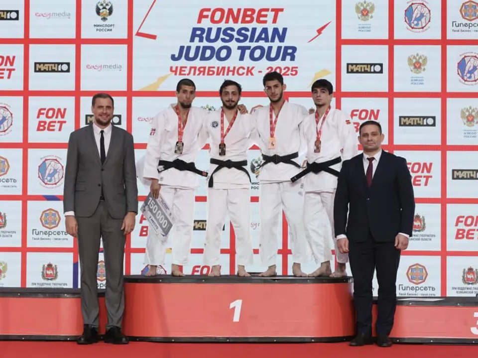 На фото: Яго Абуладзе второй слева среди победителей. Фото: спортивная школа г.о. Щелково