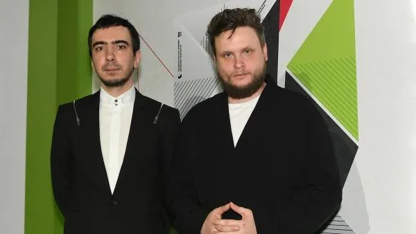 Пранкеры Вован (Владимир Кузнецов, слева) и Лексус (Алексей Столяров) перед началом первой части церемонии награждения Национальной премии интернет-контента (ИРИ)