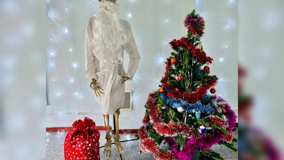 Скелет в белом халате встречает пациентов в кабинете отделения рентгенологии городской больницы в Черноголовке.  Фото: пресс-служба Ногинской больницы