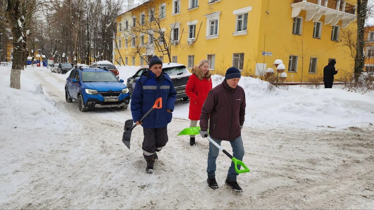 Мастер ЖЭУ № 4 Наталья Чермашенцева и дворники отправляются на участок