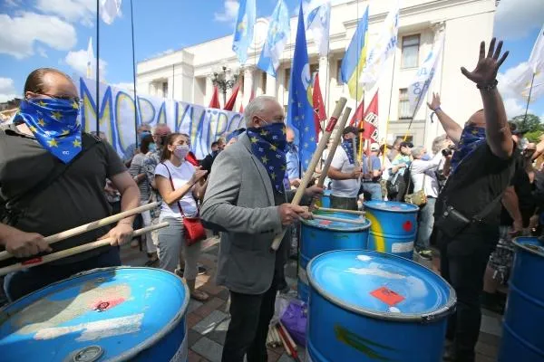 Участники акции протеста против законопроекта Бужанского о продлении преподавания на русском языке в школах Украины.