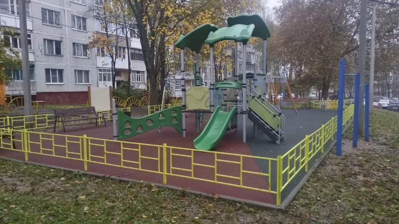 В Кашире продолжается сезонная уборка листвы