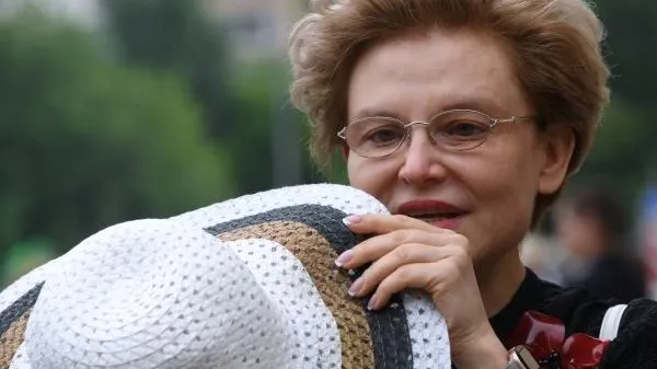 Малышева в необычной защитной маске поразила зрителей на концерте Бабкиной