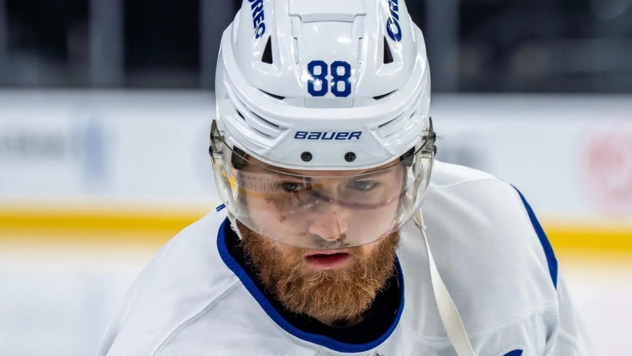 НХЛ оштрафовала нападающего «Торонто» за неприличный жест