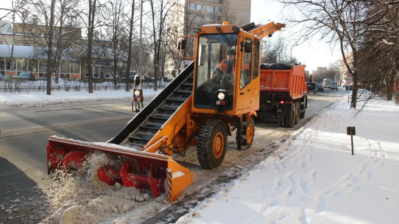 Более 560 единиц спецтехники вывели на уборку снега на дорогах Подмосковья