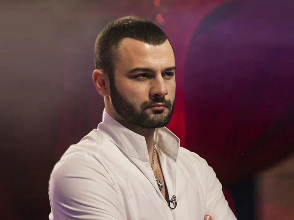 «Никто ему не указ»: психолог проанализировала известного мага из «Битвы экстрасенсов»